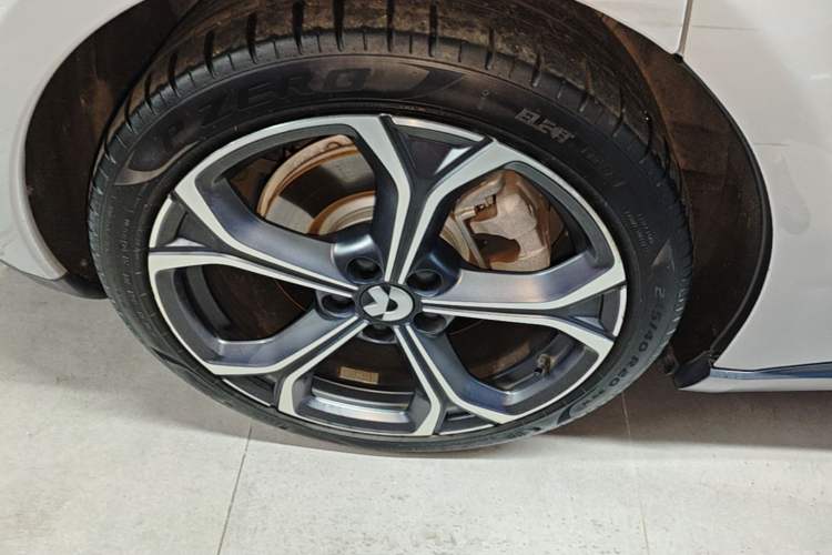 Used Nio ET5 2022 75 kWh Right Rear Wheel Hub