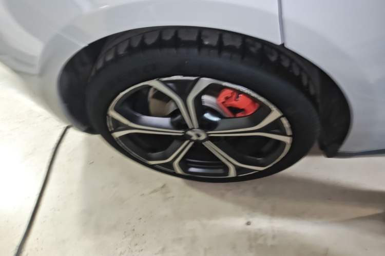 Used Nio ET5 2022 75 kWh Right Rear Wheel Hub
