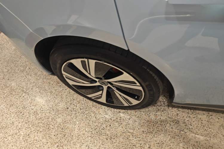 Used Nio ET5 2022 75 kWh Right Rear Wheel Hub