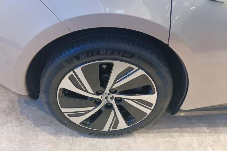 Used Nio ET5 2022 75 kWh Right Rear Wheel Hub