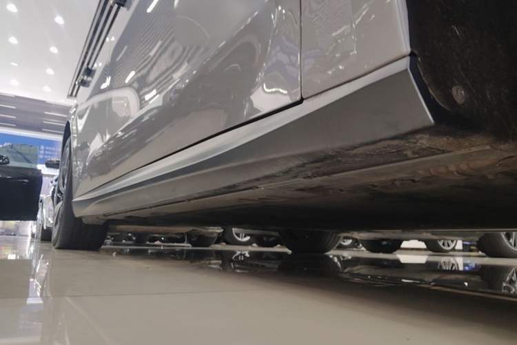 Used Nio ET5 2022 75 kWh Right Side Sill