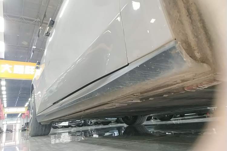 Used Nio ET5 2022 75 kWh Right Side Sill