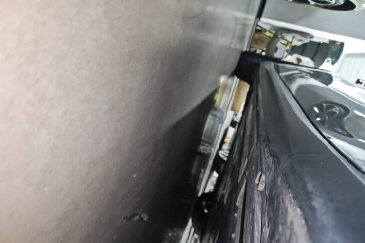 Used Nio ET5 2022 75 kWh Right Side Sill