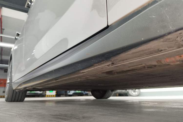 Used Nio ET5 2022 75 kWh Right Side Sill