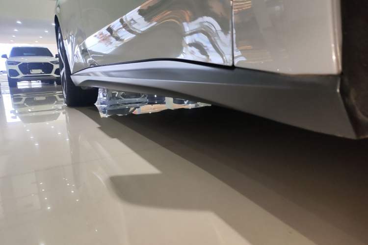 Used Nio ET5 2022 75 kWh Right Side Sill