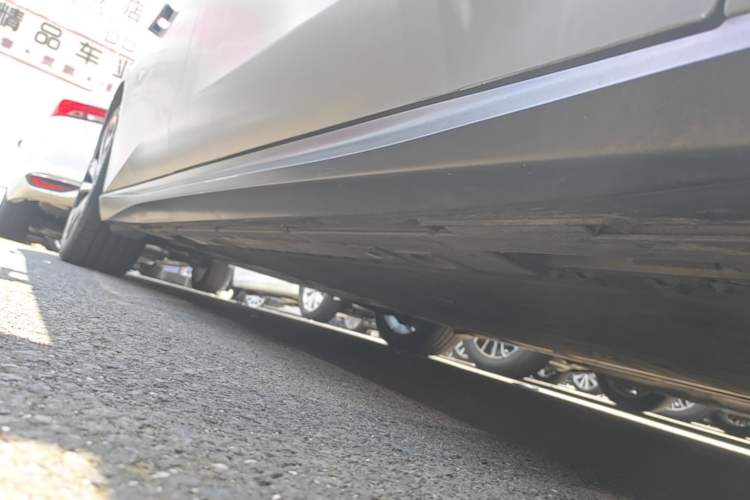 Used Nio ET5 2022 75 kWh Right Side Sill