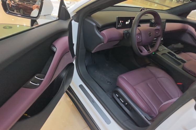 Used Nio ET5 2022 75 kWh Driver Seat