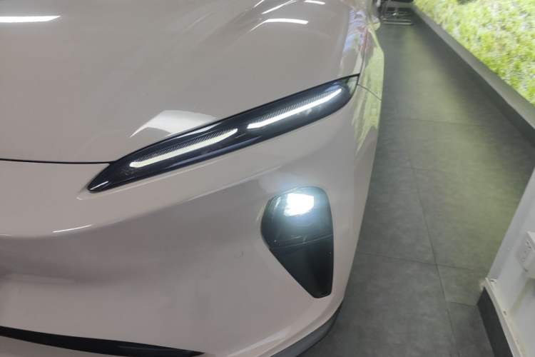 Used Nio ET5 2022 75 kWh Left Front Headlight
