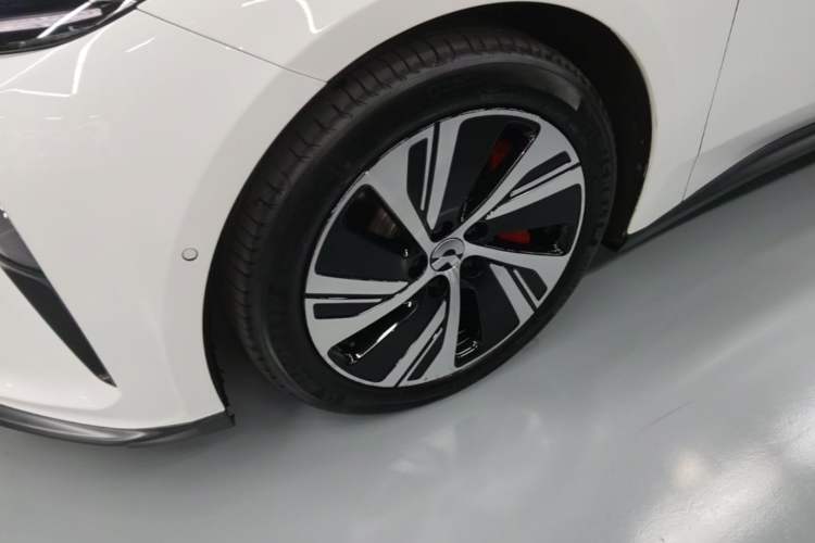 Used Nio ET5 2022 75 kWh Left Front Wheel Hub