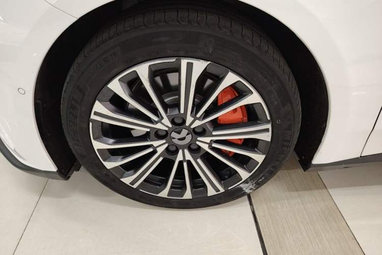 Used Nio ET5 2022 75 kWh Left Front Wheel Hub