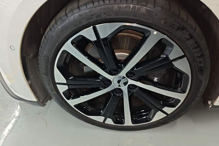 Used Nio ET5 2022 75 kWh Left Front Wheel Hub
