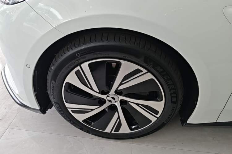 Used Nio ET5 2022 75 kWh Left Front Wheel Hub