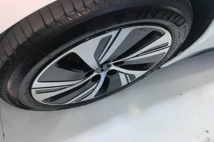 Used Nio ET5 2022 75 kWh Left Front Wheel Hub