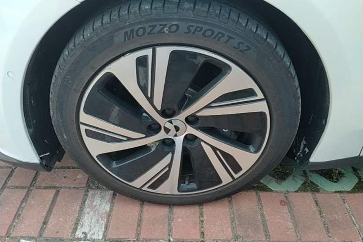 Used Nio ET5 2022 75 kWh Left Front Wheel Hub