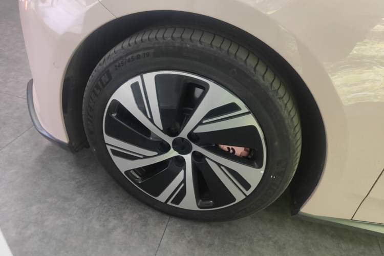 Used Nio ET5 2022 75 kWh Left Front Wheel Hub