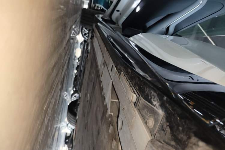 Used Nio ET5 2022 75 kWh Left Side Sill