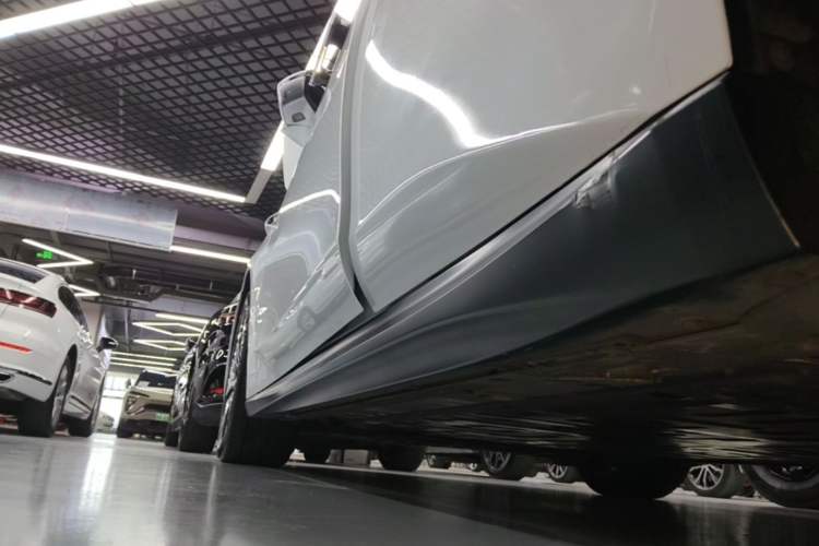 Used Nio ET5 2022 75 kWh Left Side Sill
