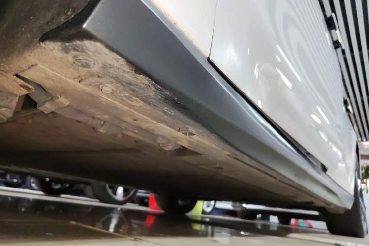 Used Nio ET5 2022 75 kWh Left Side Sill