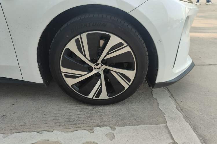 Used Nio ET5 2022 75 kWh Right Front Wheel Hub