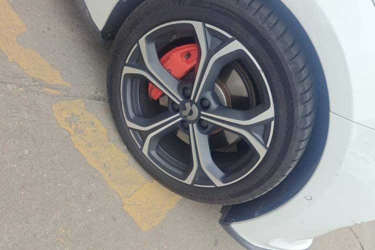 Used Nio ET5 2022 100 kWh Right Front Wheel Hub