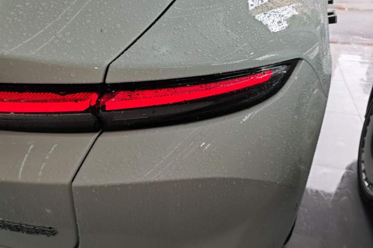 Used Nio ET5 2022 75 kWh Right Rear Taillight