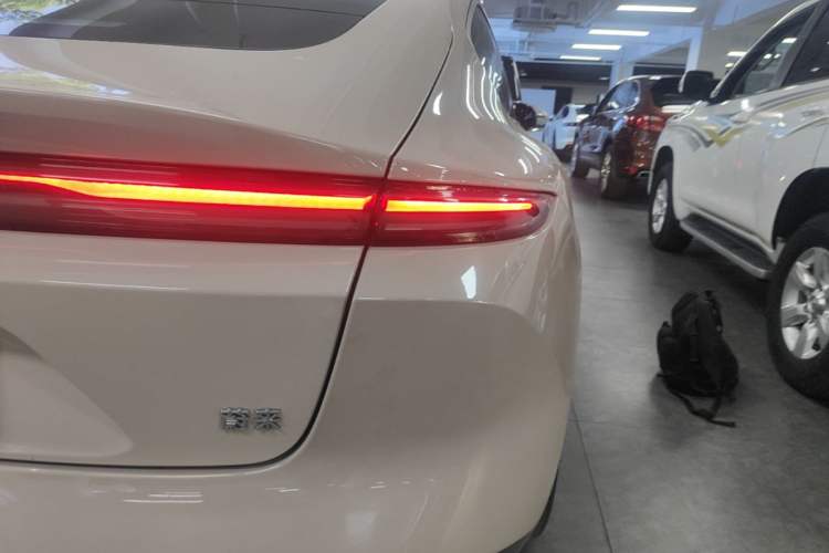 Used Nio ET5 2022 75 kWh Right Rear Taillight