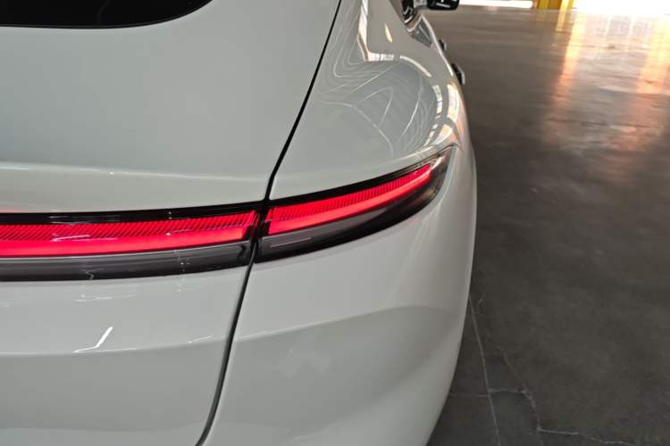 Used Nio ET5 2022 75 kWh Right Rear Taillight