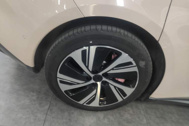 Used Nio ET5 2022 75 kWh Right Rear Wheel Hub