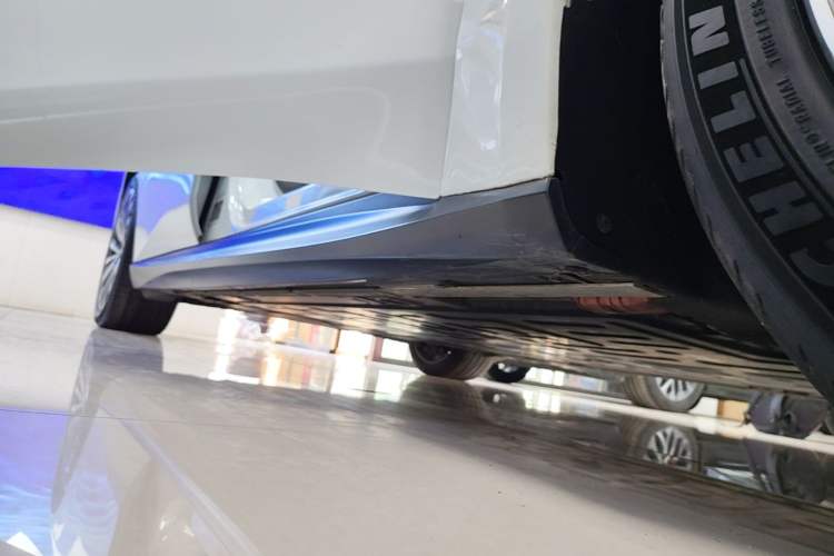 Used Nio ET5 2022 75 kWh Right Side Sill