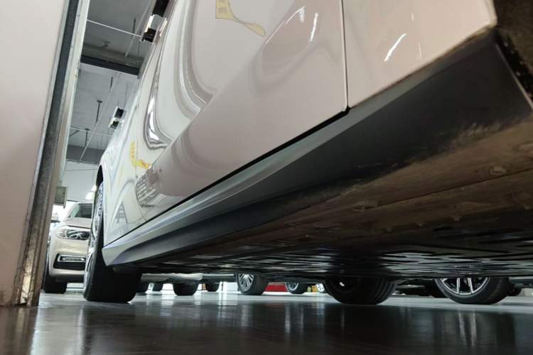 Used Nio ET5 2022 75 kWh Right Side Sill