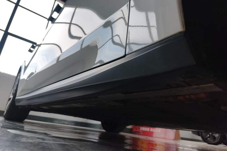 Used Nio ET5 2022 75 kWh Right Side Sill