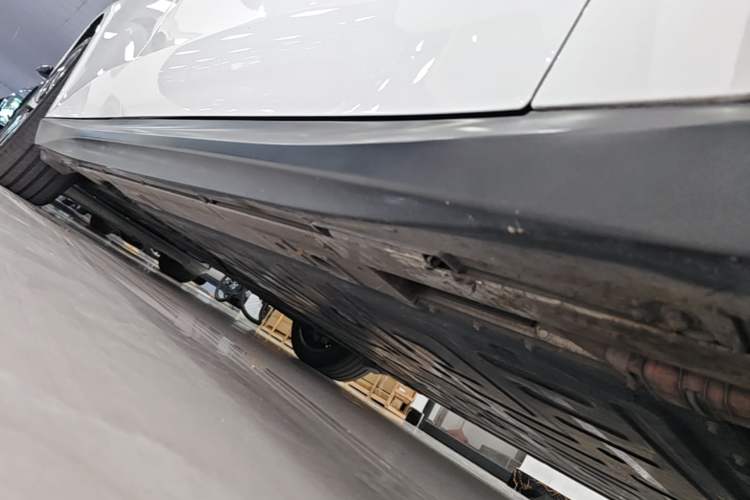 Used Nio ET5 2022 75 kWh Right Side Sill