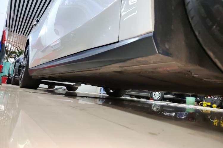 Used Nio ET5 2022 75 kWh Right Side Sill