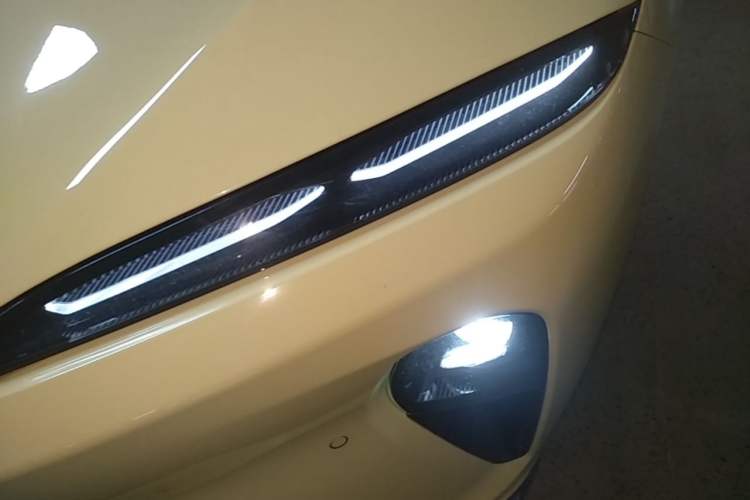 Used Nio ET5 2022 75 kWh Left Front Headlight