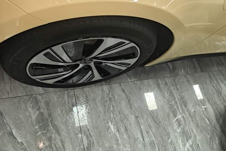 Used Nio ET5 2022 75 kWh Left Front Wheel Hub