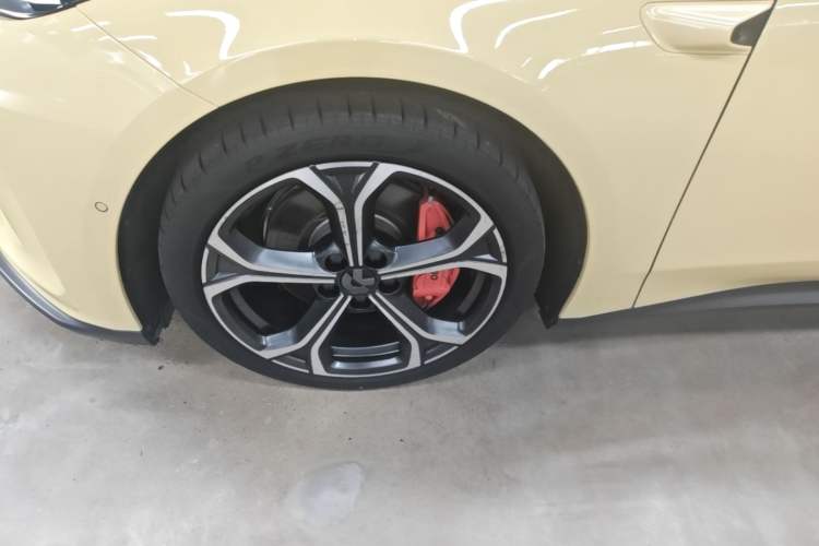 Used Nio ET5 2022 75 kWh Left Front Wheel Hub
