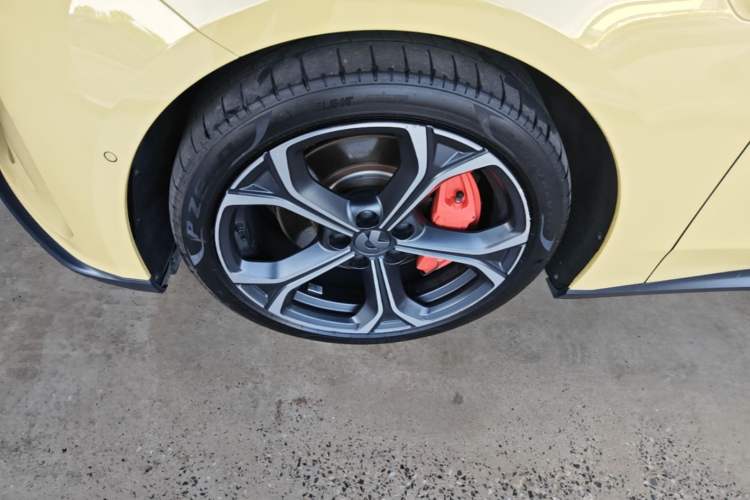 Used Nio ET5 2022 75 kWh Left Front Wheel Hub