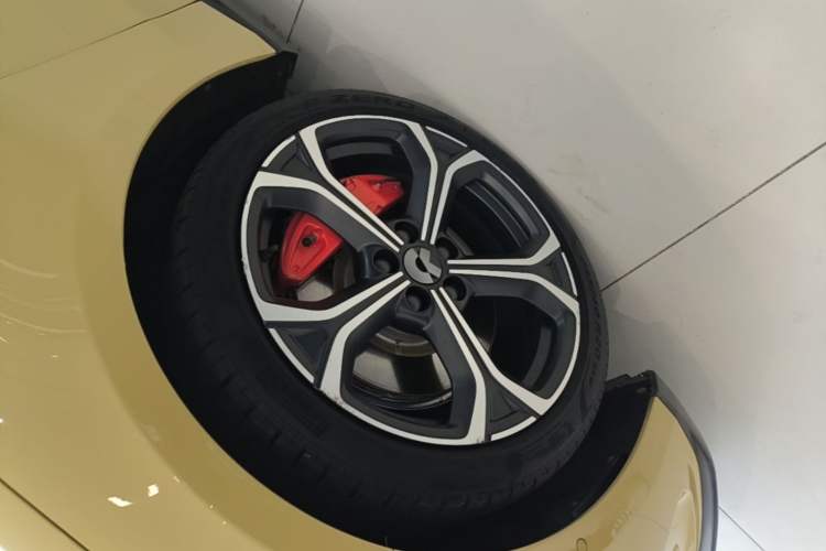 Used Nio ET5 2022 75 kWh Left Front Wheel Hub