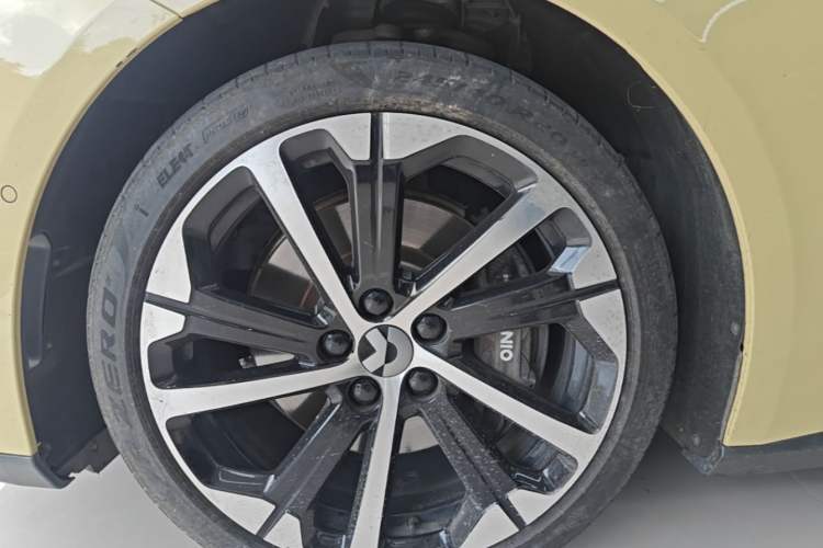 Used Nio ET5 2022 75 kWh Left Front Wheel Hub