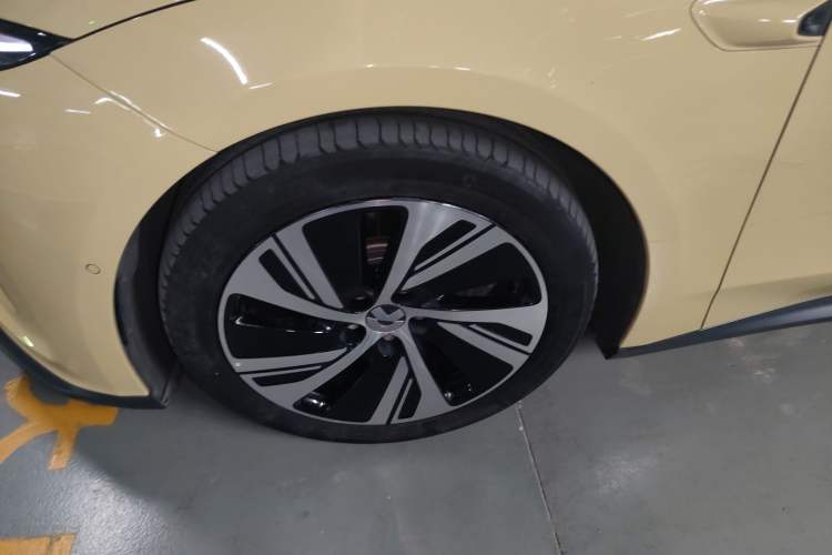 Used Nio ET5 2022 75 kWh Left Front Wheel Hub