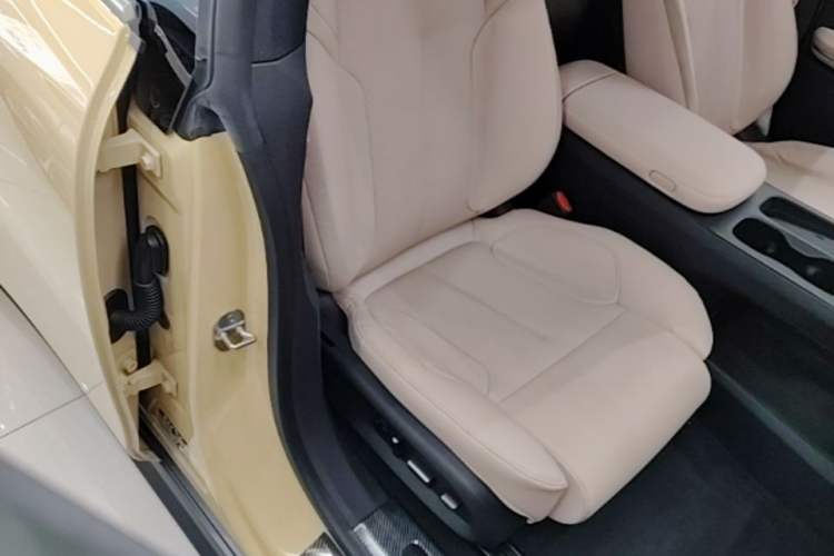 Used Nio ET5 2022 75 kWh Right Front Seat