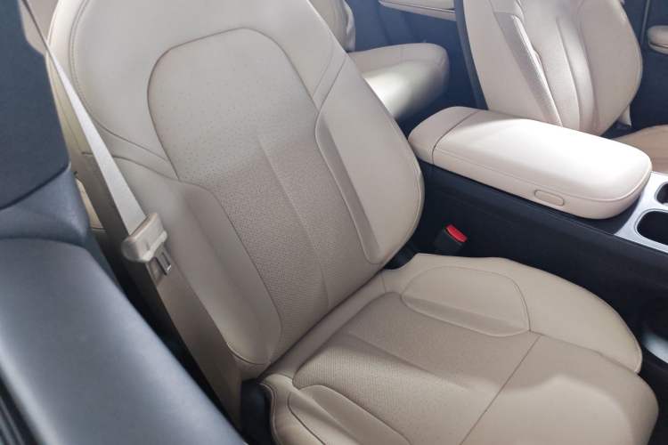 Used Nio ET5 2022 75 kWh Right Front Seat