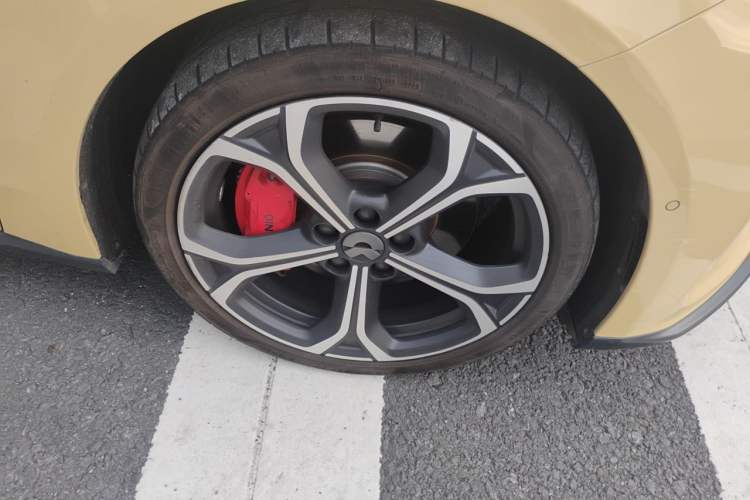 Used Nio ET5 2022 75 kWh Right Front Wheel Hub