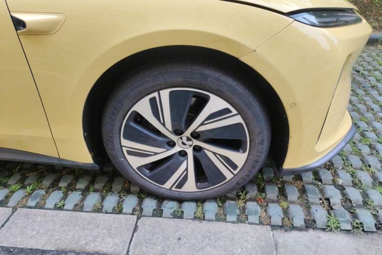 Used Nio ET5 2022 75 kWh Right Front Wheel Hub