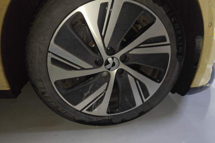 Used Nio ET5 2022 75 kWh Right Front Wheel Hub