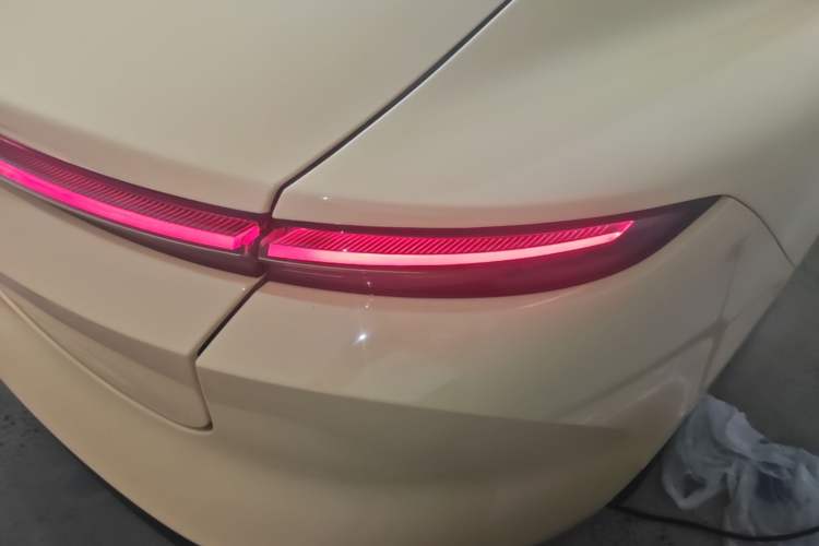 Used Nio ET5 2022 75 kWh Right Rear Taillight