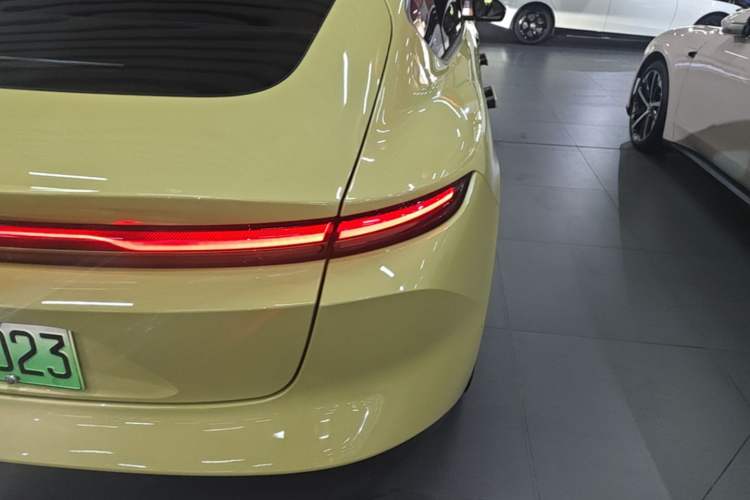 Used Nio ET5 2022 75 kWh Right Rear Taillight