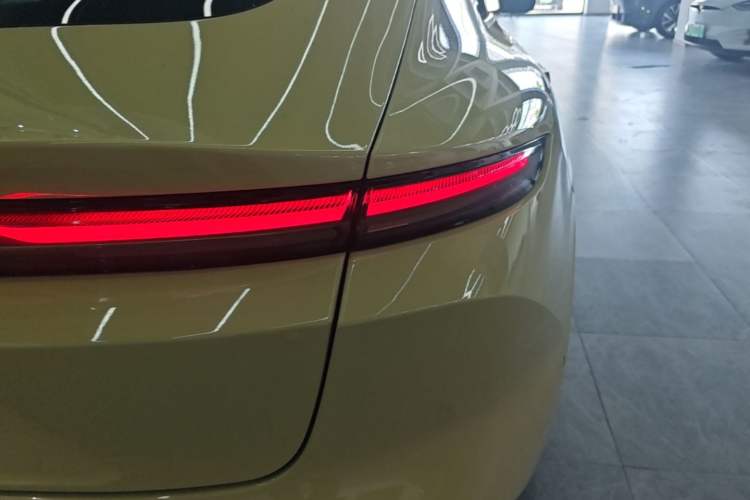 Used Nio ET5 2022 75 kWh Right Rear Taillight