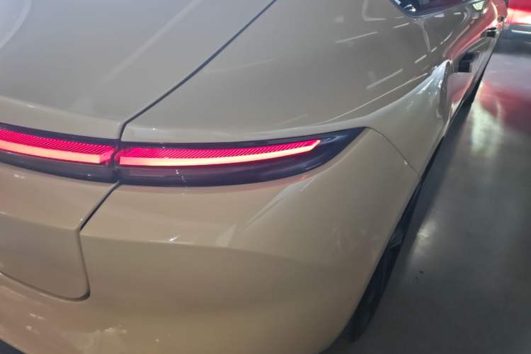 Used Nio ET5 2022 75 kWh Right Rear Taillight