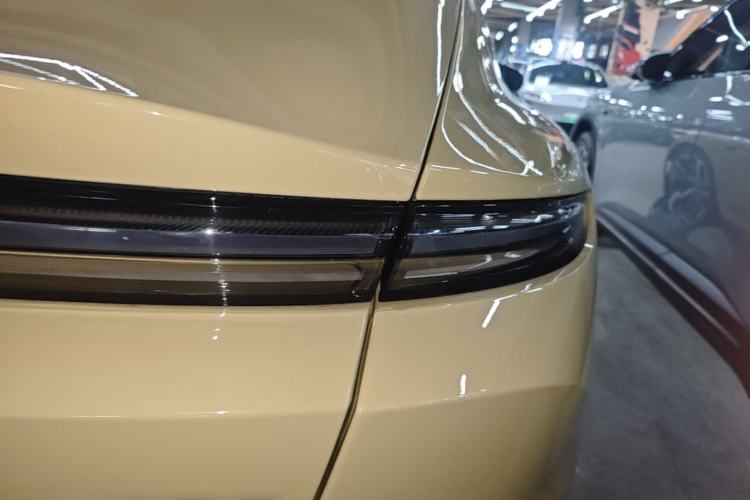 Used Nio ET5 2022 75 kWh Right Rear Taillight